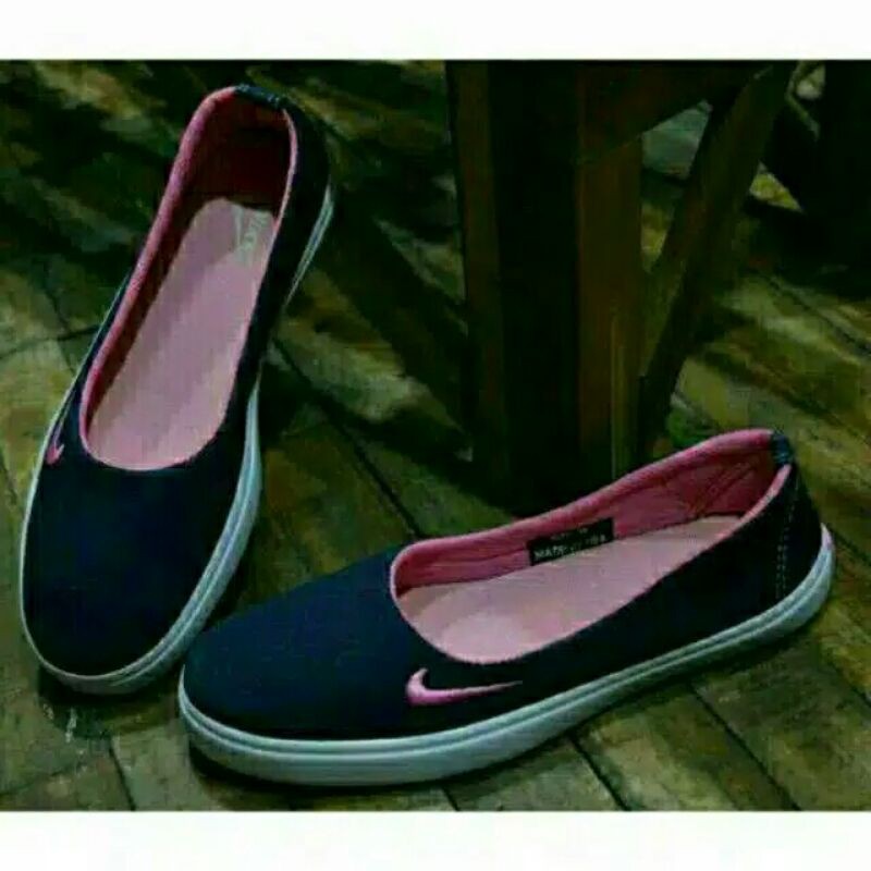 SEPATU NIKE SLIP ON WANITA