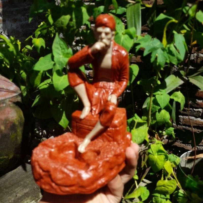 pajangan hiasan dekorasi patung miniature asbak rokok unik murah karakter orang merokok