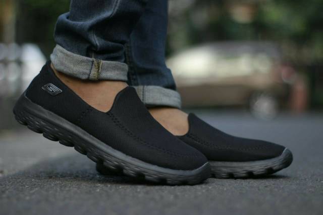 Sepatu Skechers slip on Pria, free kaos kaki