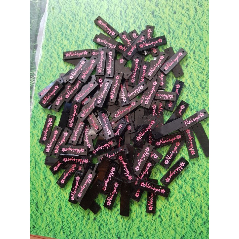 

label akrilik hitam, gold, bening grafir. warna1 lubang
