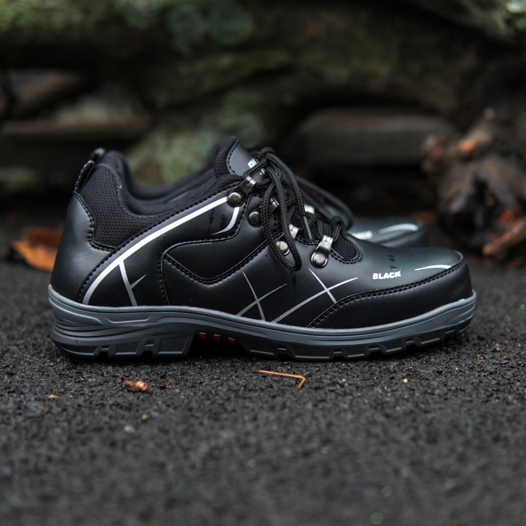 Black Force Titan Hitam Sepatu Hiking Anti Selip Sepatu Gunung Adventure Touring Outdoor Shoes Pria