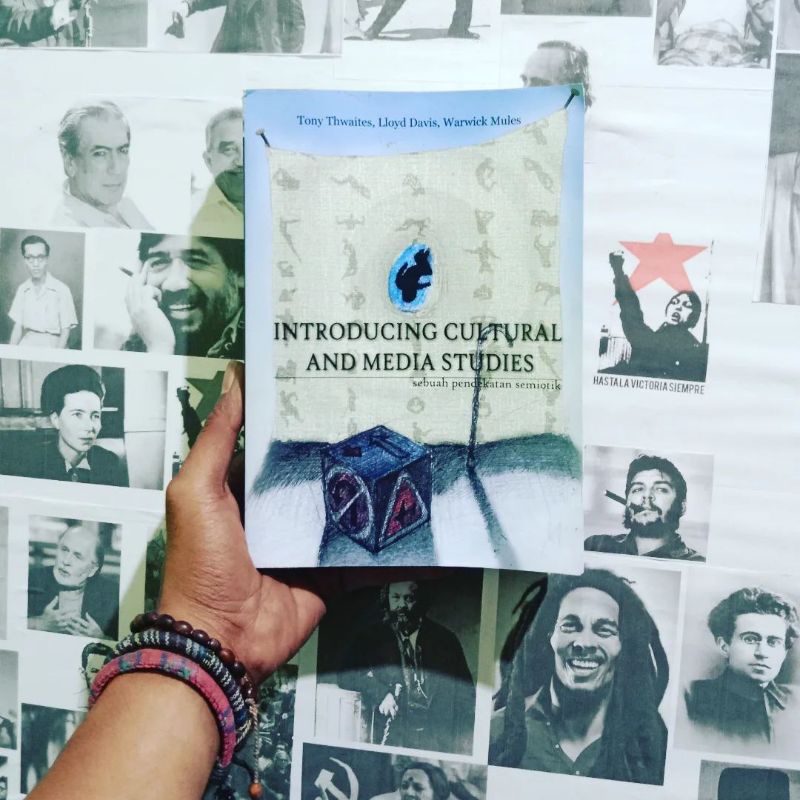 Introducing Cultural and Media Studies: Sebuah Pendekatan Semiotik | Tony Thwaites | Cultural Studie