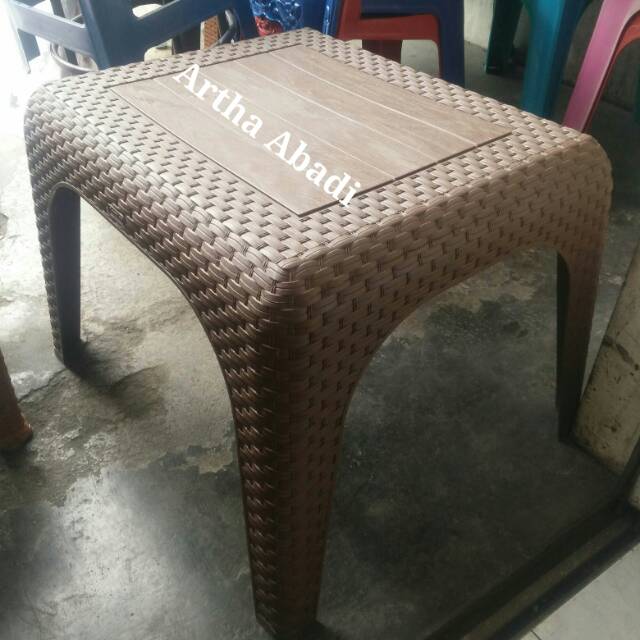 Meja Plastik Motif Rotan