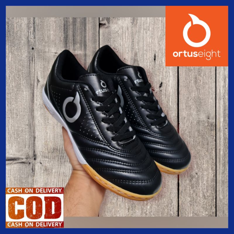 SEPATU FUTSAL ORTUSEIGHT PRIA SOL DI JAHIT SEKELILING SIZE 34 - 43 / SEPATU PUTSAL SEPAKBOLA INDOOR SOCCER RUNNING JOGGING / SEPATU SEKOLAH HITAM COWOK / SEPATU OLAHRAGA LARI RUNNING TENIS MEJA PINGPONG