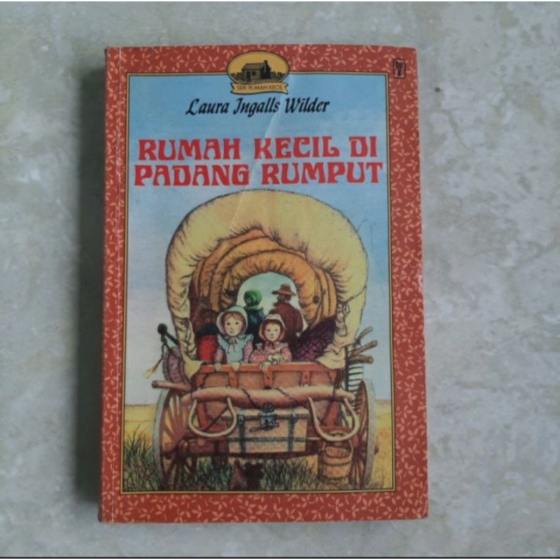 Rumah kecil di padang rumput