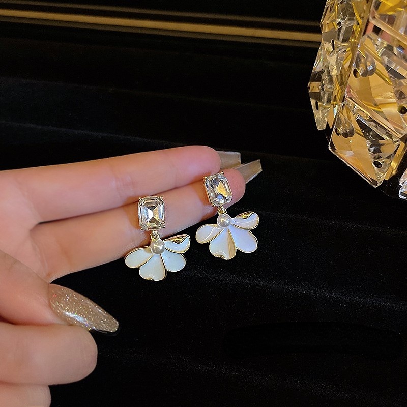 Anting Kelopak Putih Mutiara Elegan Untuk Wanita Aksesoris Berlian Berkilau Korea