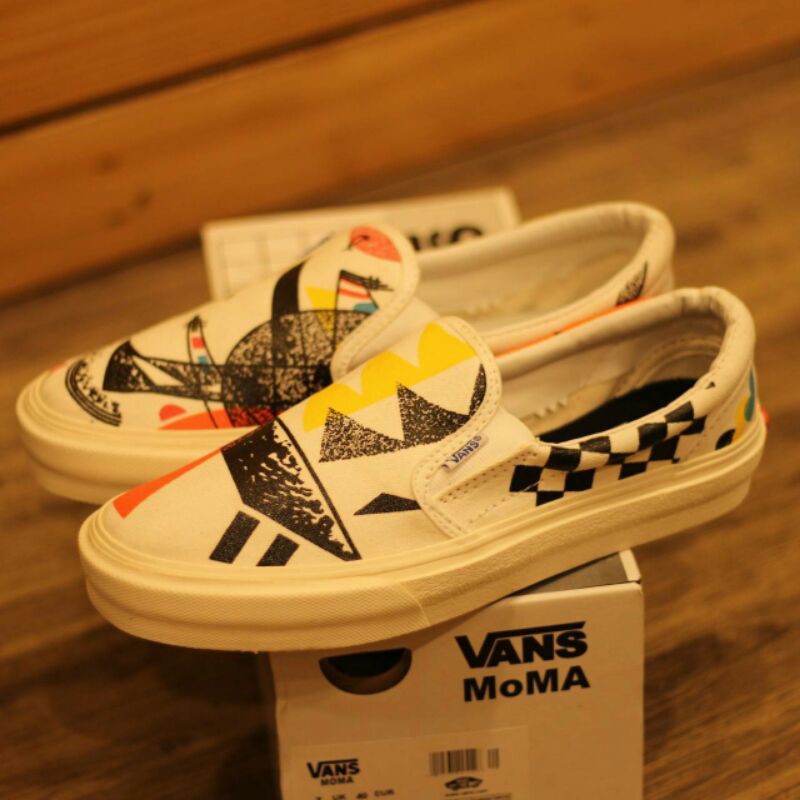 Sneakers pria/wanita vans slip on MOMA