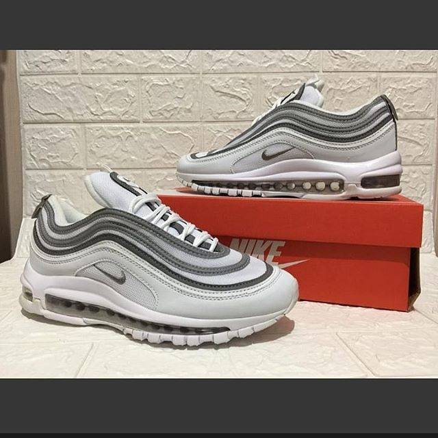 Sepatu sneakers cewek nike