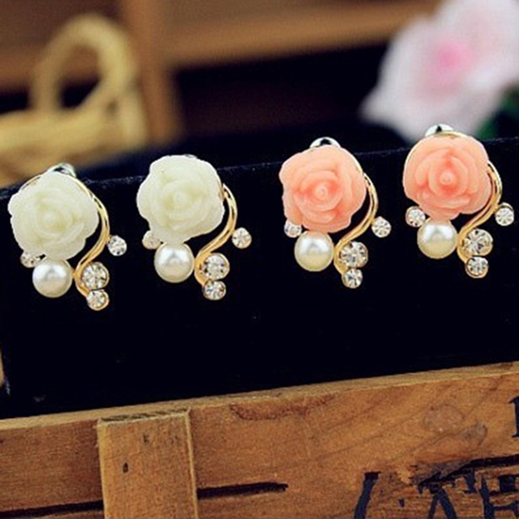 Hu Hu Hu Hu Hu Alat Bantu Pasang Kacamata♡ 1 Pasang Anting Stud Bentuk Bunga Mawar Aksen Mutiara Berlian Imitasi Bahan Alloy Untuk Wanita