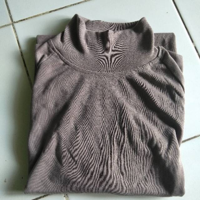Kaos coklat polos leher tinggi