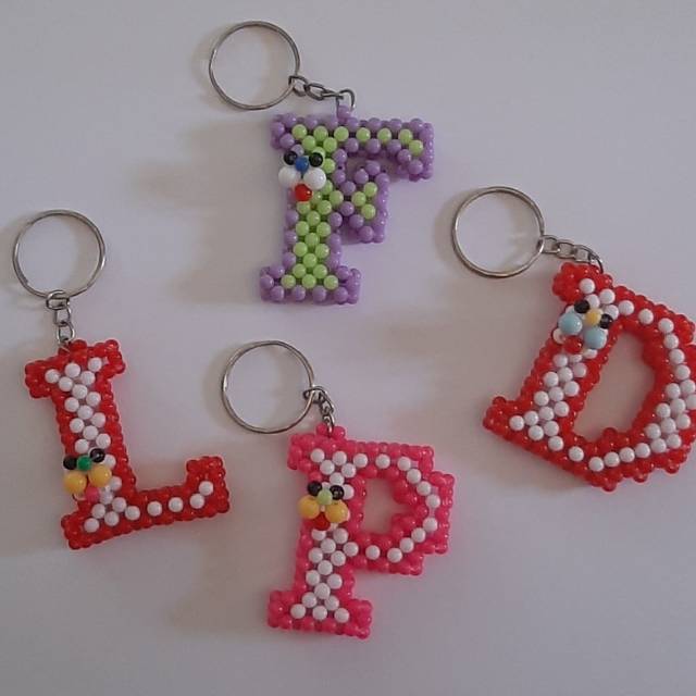 Gantungan kunci manik huruf lucu