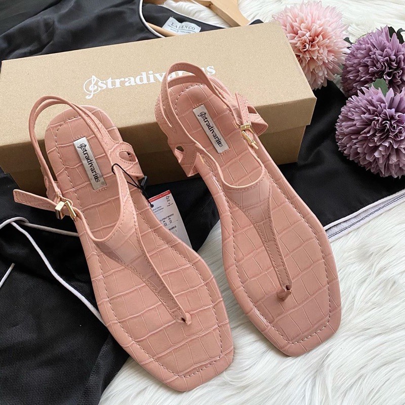 Sepatu Sandal Flat With Embossed Stradivarius