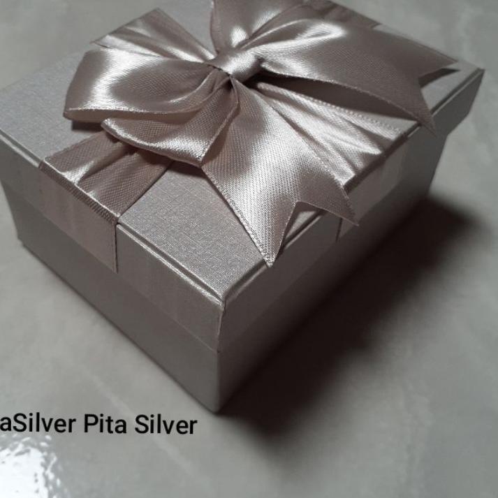 

Best! GIFTBOX CANTIK ABU SILVER KOTAK HADIAH SPESIAL