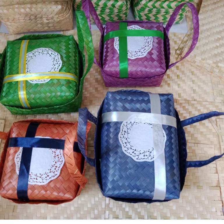 

SEPASANG BESEK JINJING WARNA 25X25 Dan 20X30 -besek cangking-besek gagang-tas besek-tas snack-besek jinjing-souvenir pernikahan-seserahan nikah-boxs unik-souvenir unik
