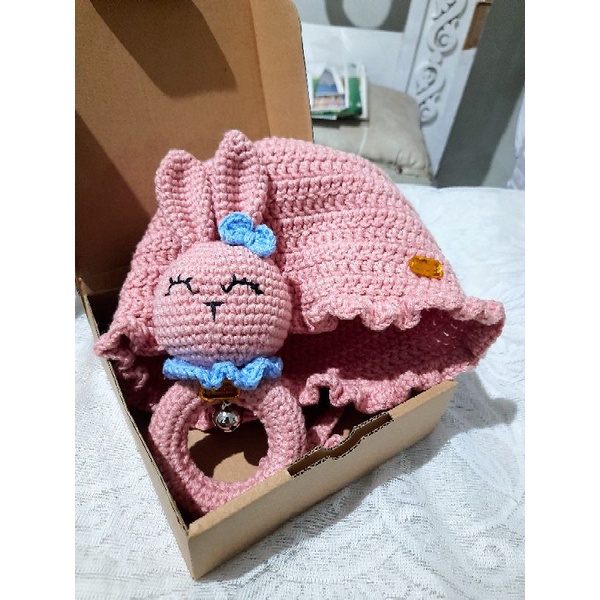 SET TOPI BONET & RATTLE/MAINAN BAYI RAJUT