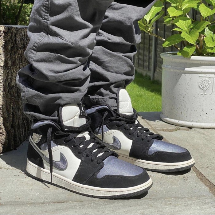 NIKE AIR JORDAN 1 MID SATIN GREY TOE