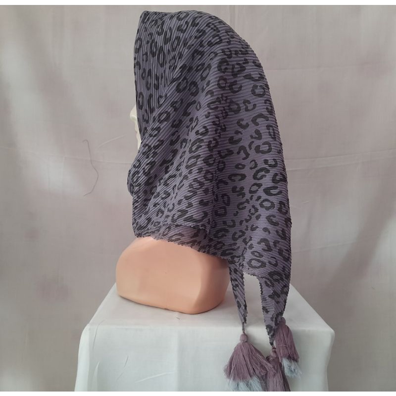 Hijab SegiEmpat Plisket Motif Leopard