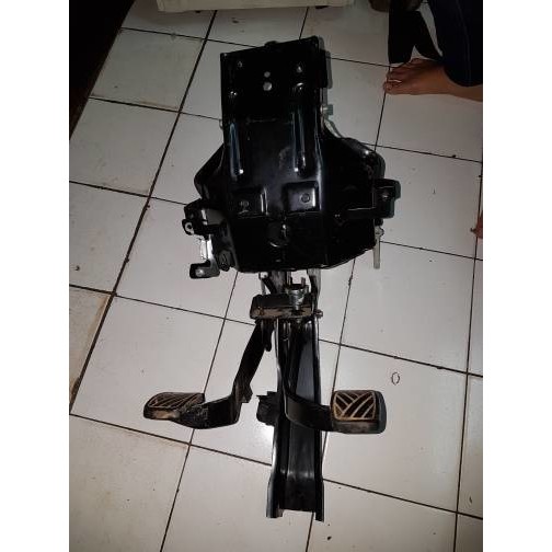 Pedal dan rumah boster rem Mobil T120ss