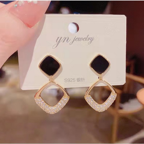 ANTING TITANIUM KOREA PEREMPUAN DEWASA MOTIF KOTAK HITAM BERLIAN GIWANG AKSESORIS ANT84