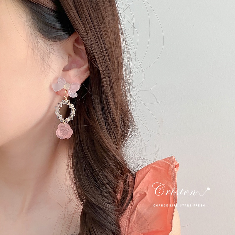 Anting Tusuk Motif Bunga Hias Mutiara Imitasi Ala Korea Warna Pink Untuk Wanita / Musim Panas