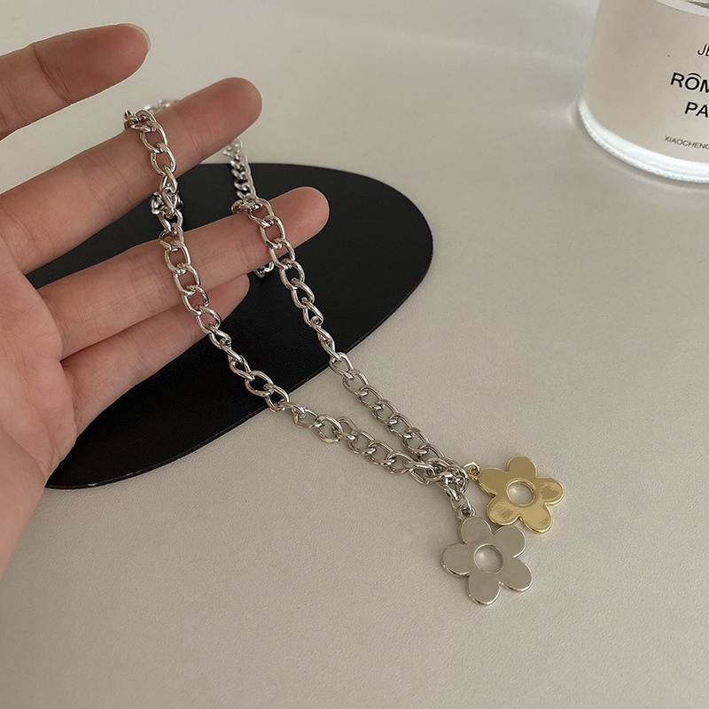 Kalung Rantai Dengan Liontin Bunga Warna Emas Dan Silver