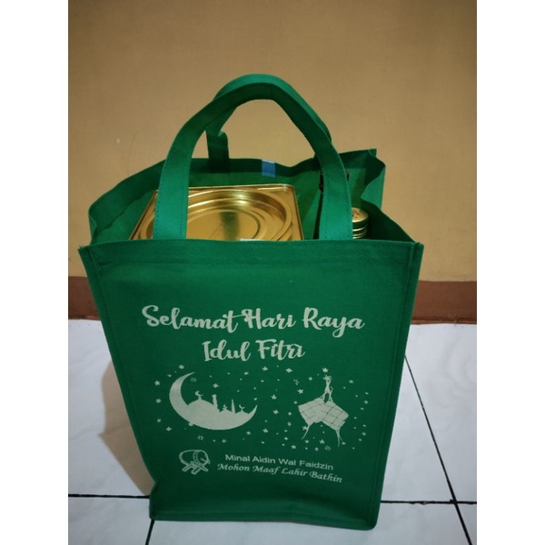 

Tas Tasyakuran | Tas Kotak Nasi | Tas Bingkisan | Bahan Spunbond | Muat Box 20x20| 65 gr