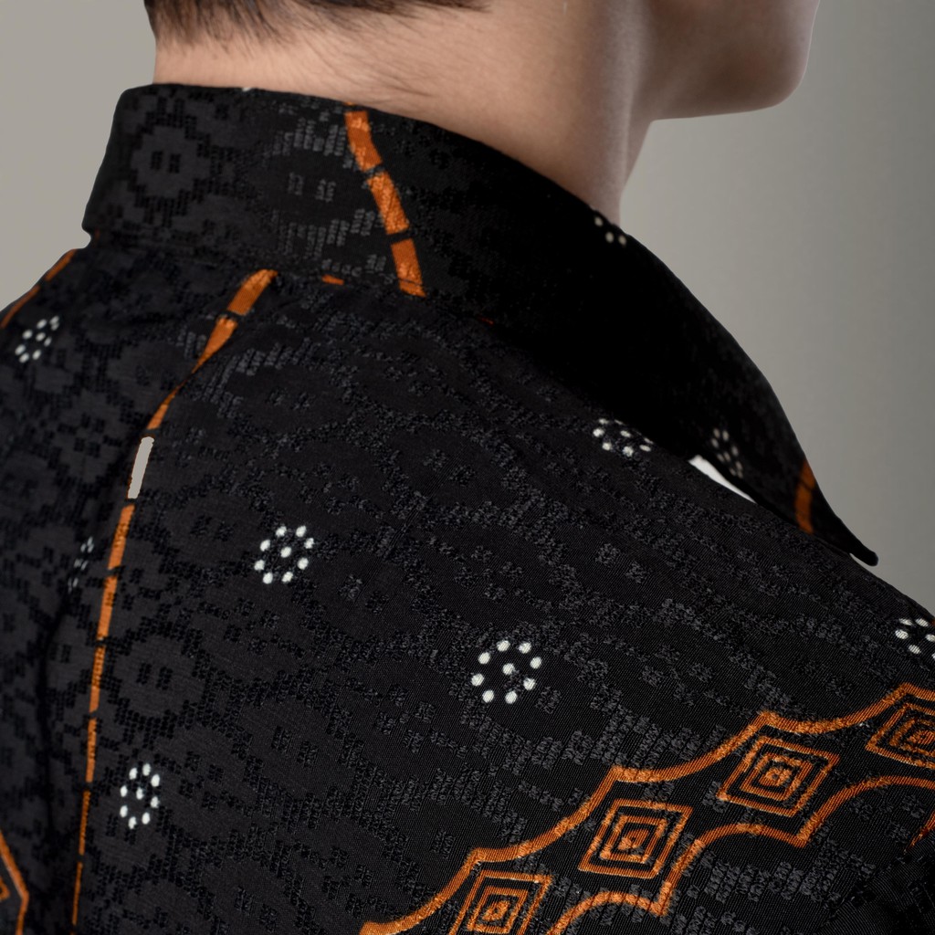Benhill Kemeja Pria Batik Sutra Dobby Lengan Panjang  Hitam Motif 25090