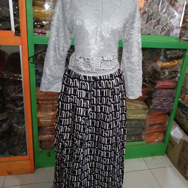 Gaun gamis pesta motif aksara jawa