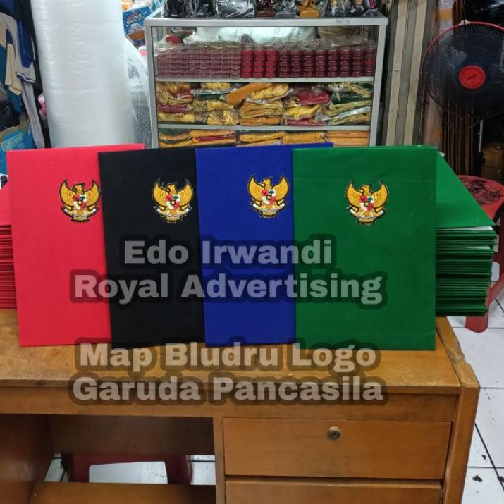 

Miliki Map Bludru Map Upacara Map Bludru Upacara Bendera Map Bordir Garuda Pancasila Stock ~