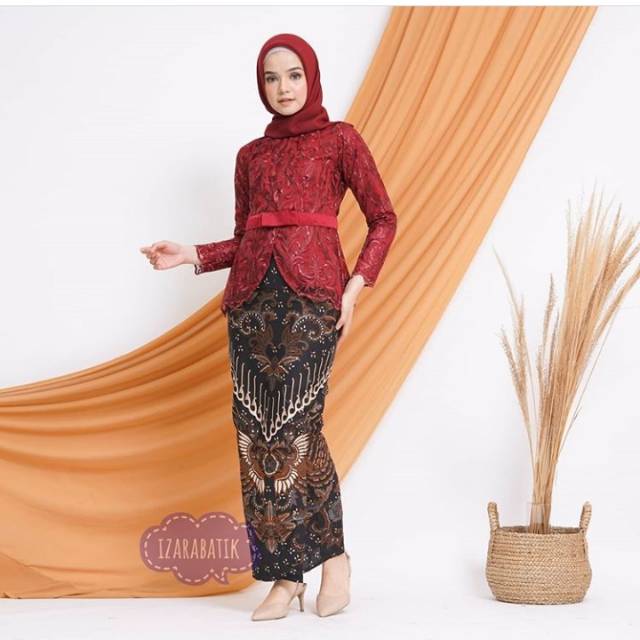 Bay kebaya dan rok batik