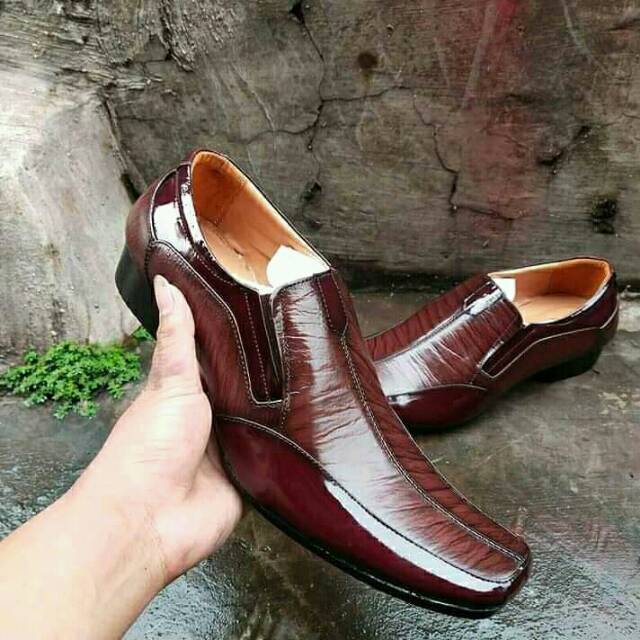 Sepatu pentofel kulit