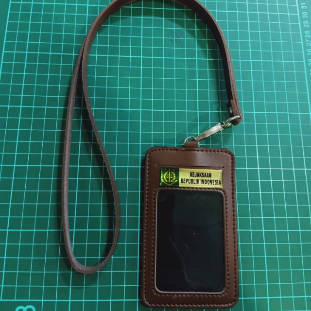 

Name Tag ID Card Dompet Kartu Tali Logo KEJAKSAAN RI Kulit ASLI Coklat Tua ORIGINAL PREMIUM