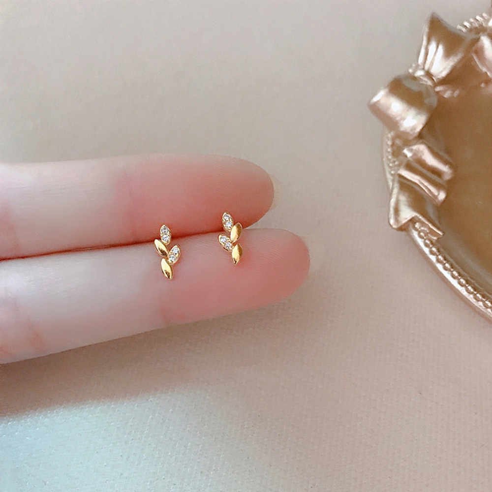 1 Pasang Anting Tusuk Bentuk Daun Emas Mini Hias Berlian Imitasi Gaya Korea Untuk Wanita