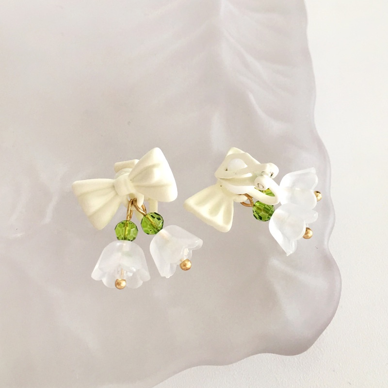 Anting Tusuk Motif Bunga Lily Warna Putih Untuk Wanita