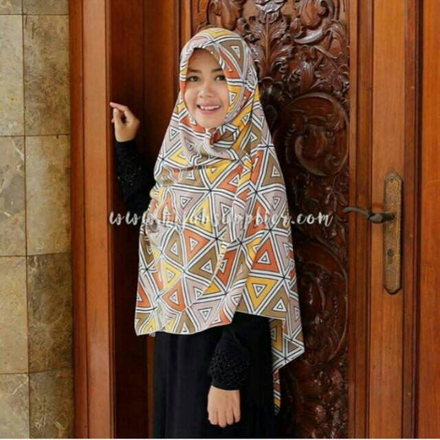 Jilbab Segi Empat Wolfis Motif Triangle