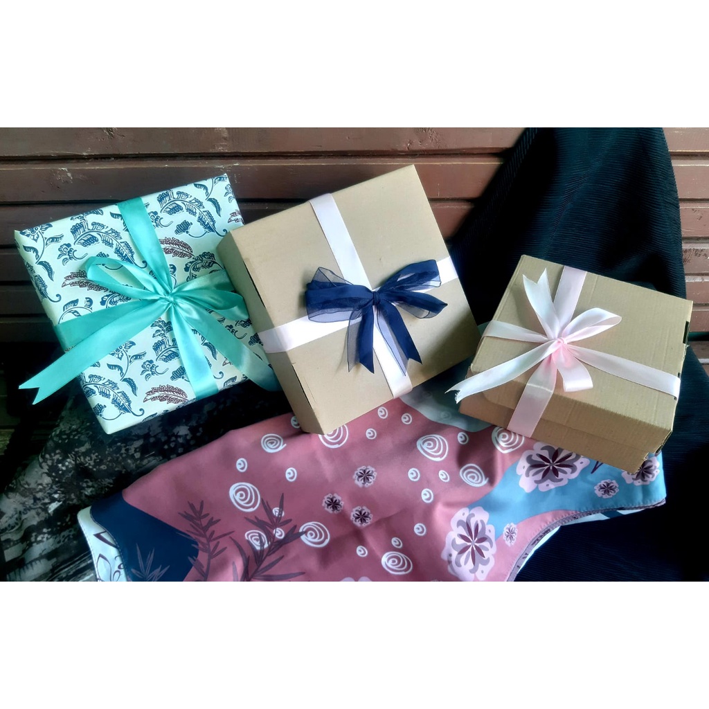 

Kotak Kado Cantik / Gift Box / Box Hampers + Bonus Kartu Ucapan