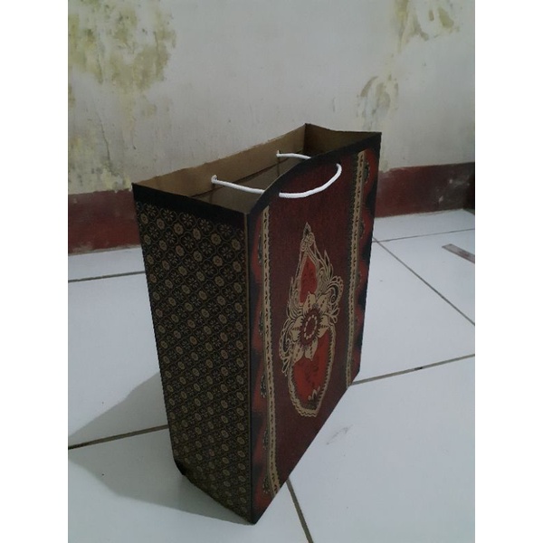 

Paperbag/ Tas Kertas Motif size ( 26 cm x 21 cm x 8 cm )