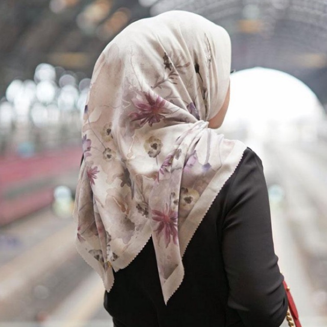 Buttonscarves Fiore Ivory New No Box