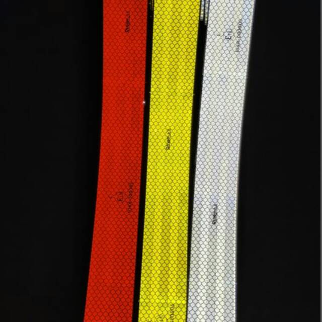 

Pemantul Cahaya Stiker (50 M)