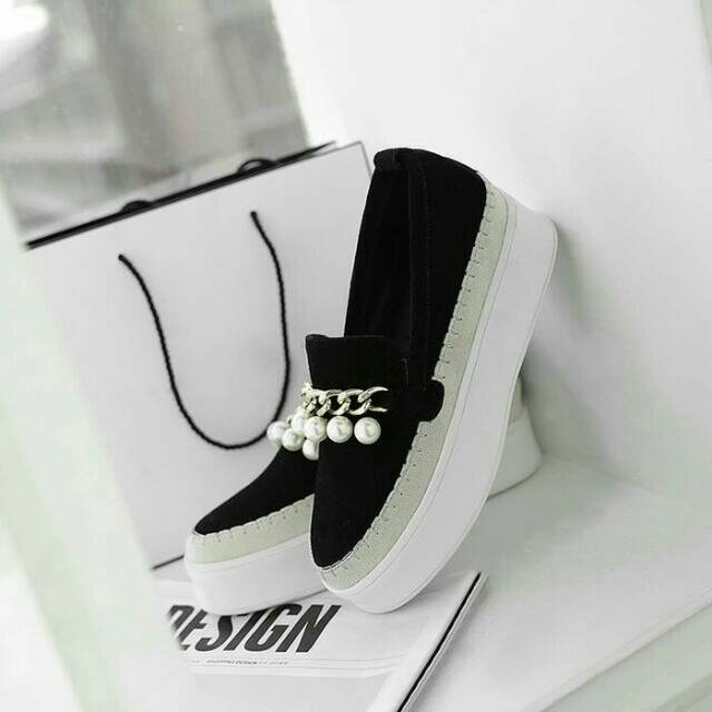 Sepatu slip on hitam