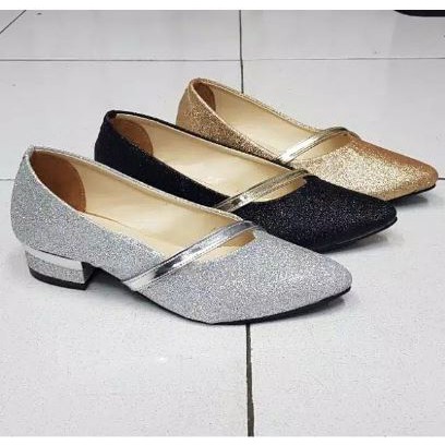 sepatu hak tahu pasir