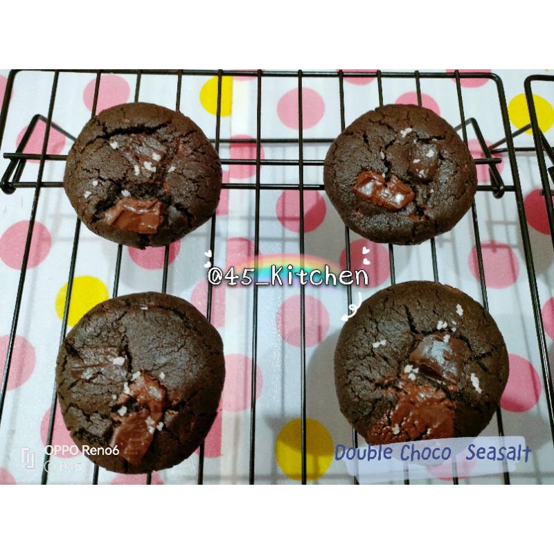 

Homemade Soft Chewy Cookies by @45_kitchen Varian Double Chocolate Seasalt