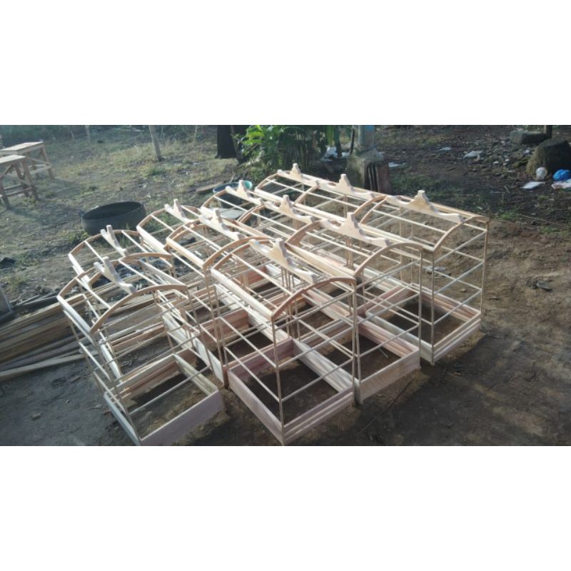 sangkar replika raja ambrukan