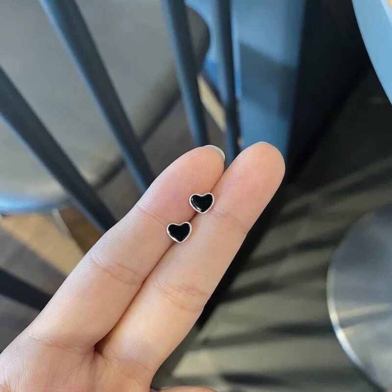 1 Pasang Anting S925 Silver Needle Bentuk Hati Geometris Mini Warna Hitam Untuk Pria Dan Wanita