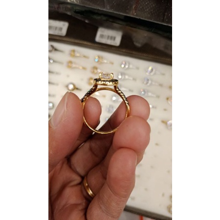 Cincin Wynn,(semi diamond Eropa) Tidak luntur,kusam sikat pake odol ya,Aman dipake mandi/sehari hari