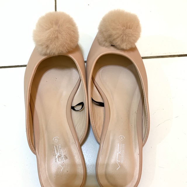 Preloved sandal flats vnc vincci bulu fur