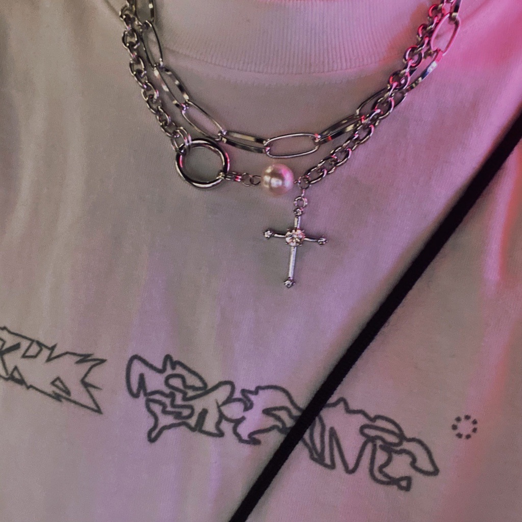 Kalung Rantai Multilayer Liontin Salib Aksen Mutiara Kristal Warna Silver Gaya Vintage Untuk Pria