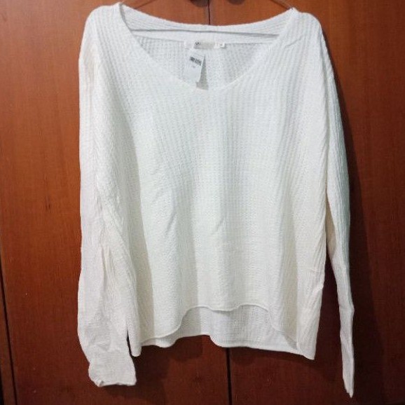 Sweater Putih Brand Azul