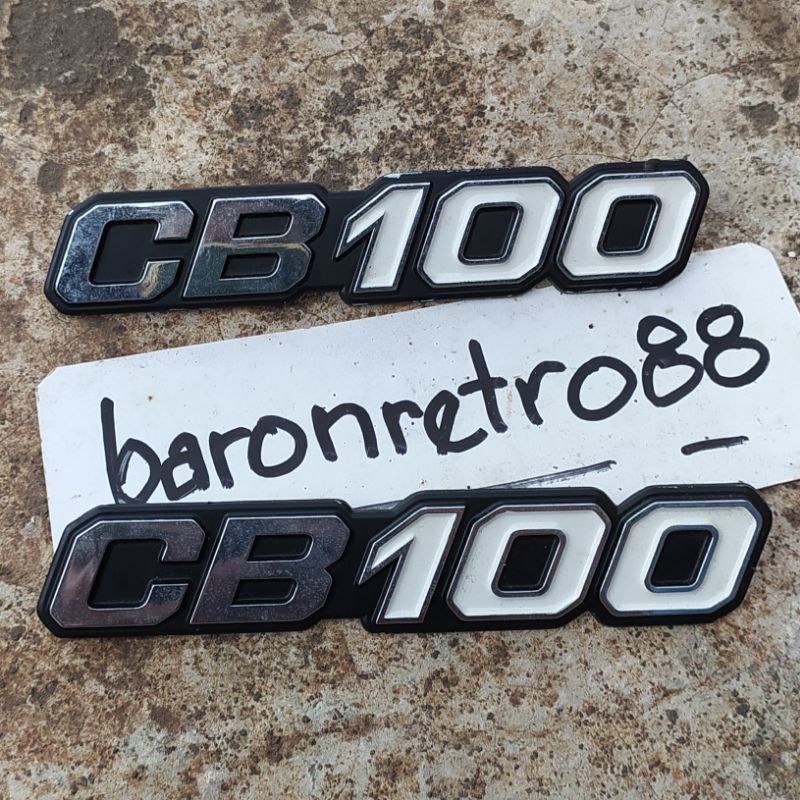 EMBLEM BOX TUTUP AKI HONDA CB100 K5