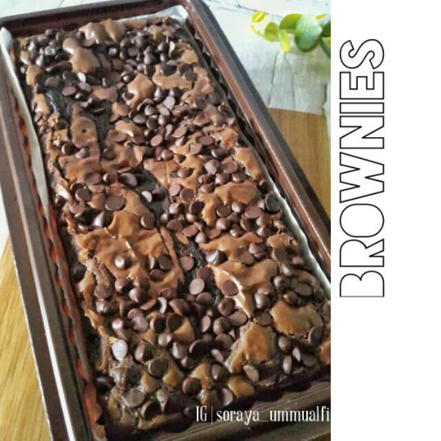 

Brownies panggang yang chewy di dalam, renyah diluar. Dengan toping almond/coco chip